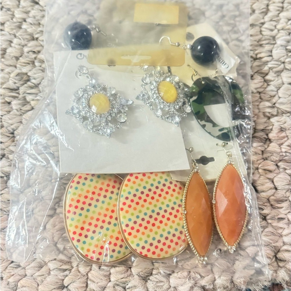 5 pairs of earrings of different design and color